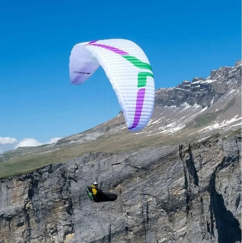 Ozone Swift 6 (High EN-B) im Flug über einer Klippe, ideal für erfahrene Intermediate-Piloten, bietet herausragende Gleitleistung und Agilität.