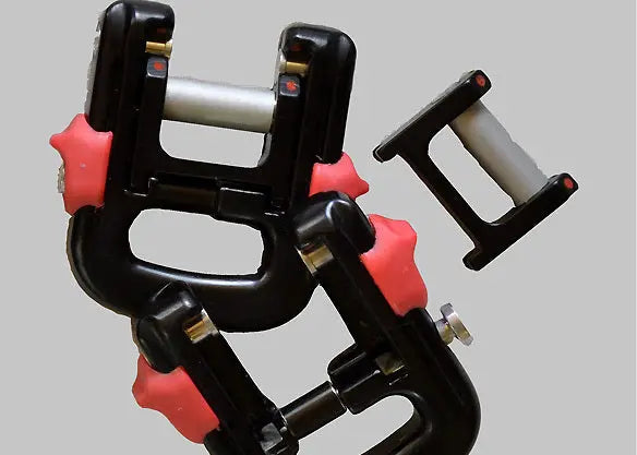 Finsterwalder Quick-Out Gleitschirm Karabiner, schwarzes und rotes Gerät für sichere Trennung bei Gleitschirmflügen, ermöglicht einfache Handhabung unter Last.