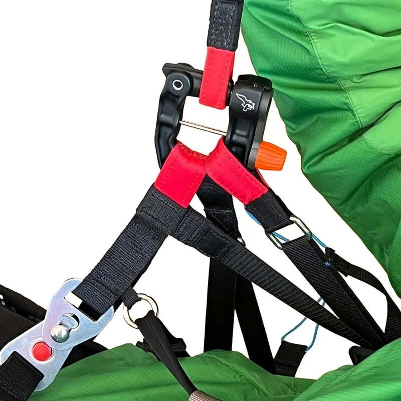 Nahaufnahme des Finsterwalder Paralock 3 Trennkarabiners, einem innovativen Gleitschirmkarabiner mit Sicherheitsfunktionen für Notsituationen und langlebiger Materialbeständigkeit.