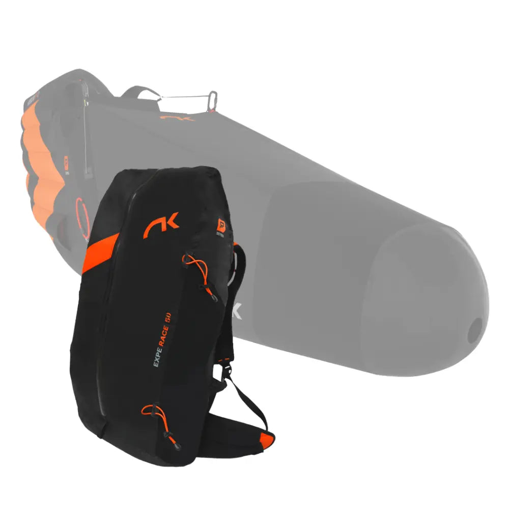 Niviuk Arrow P 2 - Ultraleicht Liegegurtzeug neben AK Expe Race 450 Pack für Gleitschirmflieger, optimiert für aerodynamische Leistung und Langstreckenkomfort.