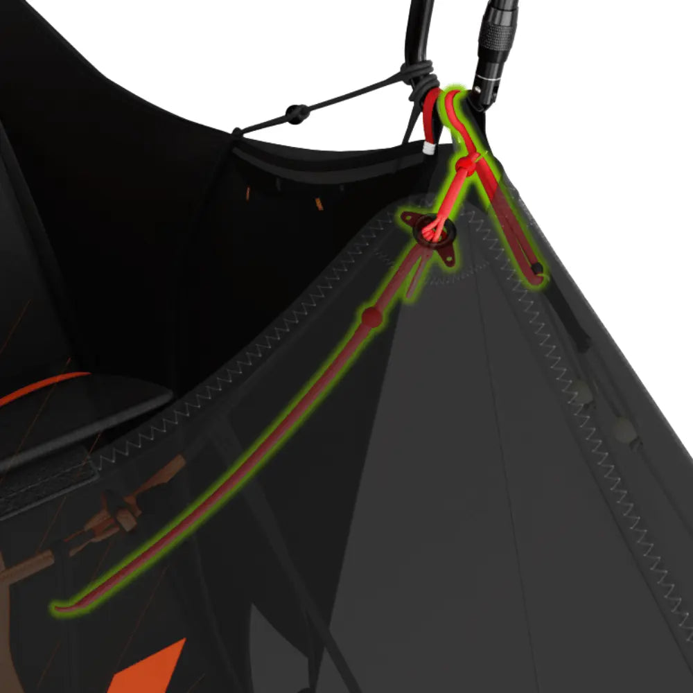 Niviuk Arrow P 2 - Ultraleicht Liegegurtzeug zeigt verstärkten Befestigungspunkt mit roter Kordel, Karabiner und Spannvorrichtung für optimale Gleitschirmkontrolle und Stabilität.