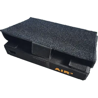 Air3 Fabric Base Halterung zur idealen Positionierung von Fluginstrumenten, mit Platz für Powerbank und Kabel, individuell verstellbarer Neigungswinkel.
