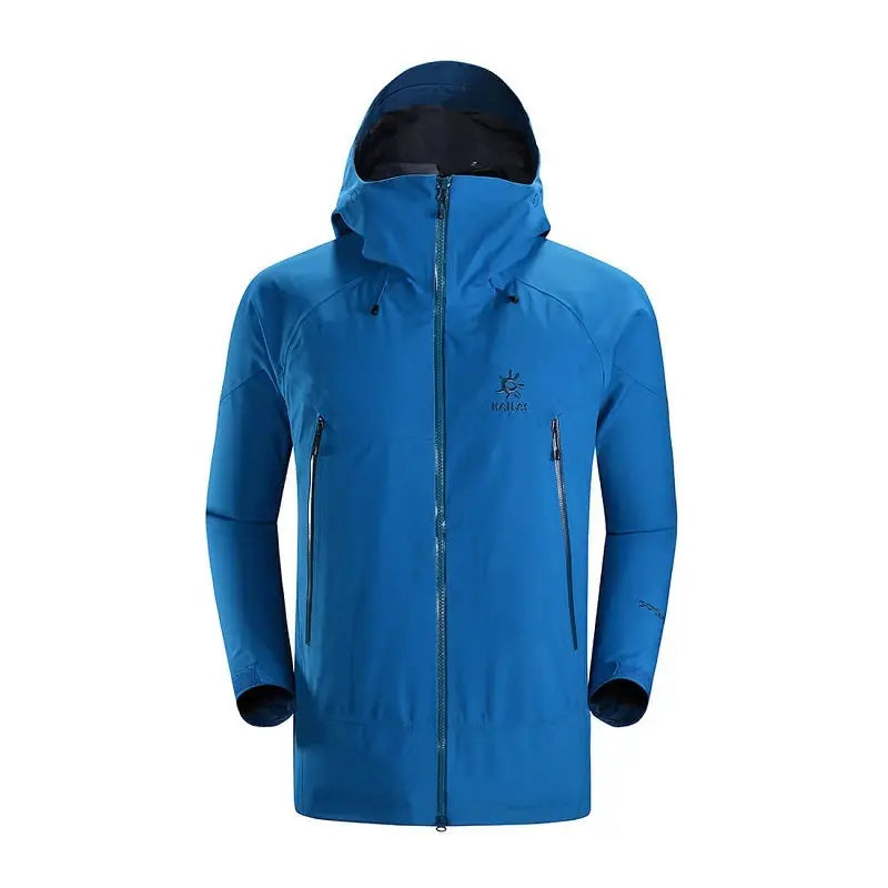 Kailas MONT Plus GORE-TEX Hardshelljacke mit Kapuze, Reißverschluss und großzügigen Taschen. Ideal für alpines Klettern bei widrigem Wetter. Hochwertige, wasserdichte Outdoor-Bekleidung.