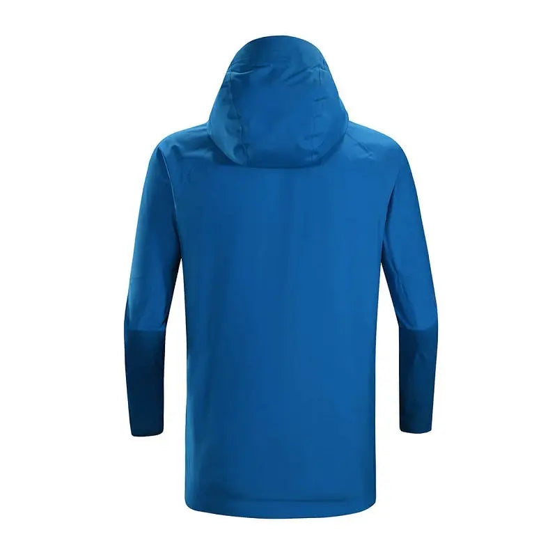 Kailas MONT Plus GORE-TEX Hardshell-Jacke mit Kapuze, ideal für alpines Klettern, robust und atmungsaktiv, getragen von einer Person.