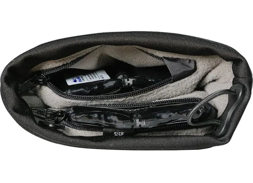 Charly Polarheat Light Heizhandschuh (Frühling) in einer schwarzen Tasche mit sichtbarem Reißverschluss, ideal für Paragliding und Outdoor-Aktivitäten.