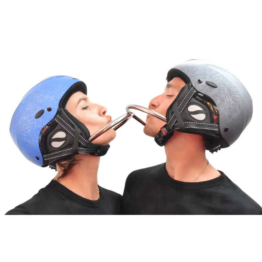 Zwei Personen tragen den Icaro Rollbar zu Nerv 2.0 Helmen mit integriertem Kinnschutz, der zusätzlichen Schutz bei Stürzen bietet. Sicherheitsbügel. Kieferschutz.