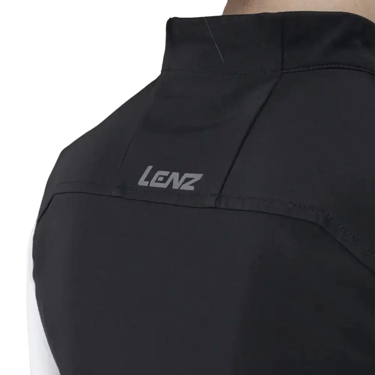 Detailansicht des schwarzen Lenz Heiz-Westen 1.2 mit reflektierendem Logo auf dem Kragen.