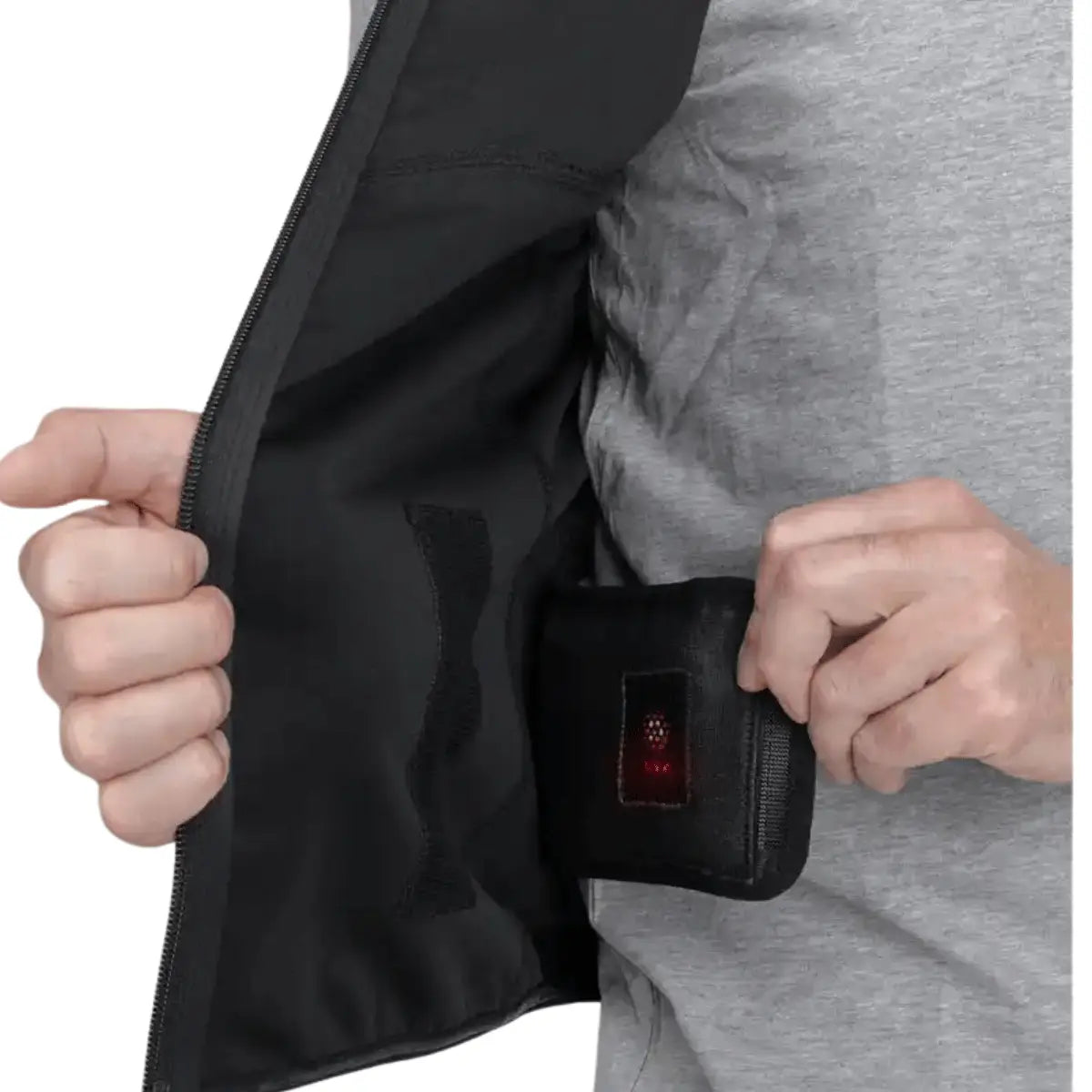 Schwarze beheizbare Weste, die eine Person mit einem grauen T-Shirt trägt, mit sichtbarer Innentasche und rotem Ladeanzeige-Modul des Lenz HEAT Vest 1.2.