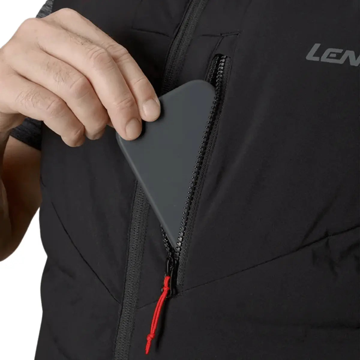 Schwarze Lenz beheizte Weste mit Reißverschlusstasche, in die ein Smartphone gesteckt wird. Das Logo "LENZ" ist dezent aufgedruckt.