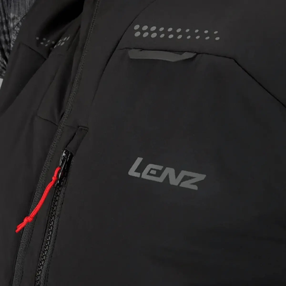 Schwarze Lenz Heizweste 3.0 mit Reißverschluss und reflektierenden Details, ideal für Outdoor-Aktivitäten.