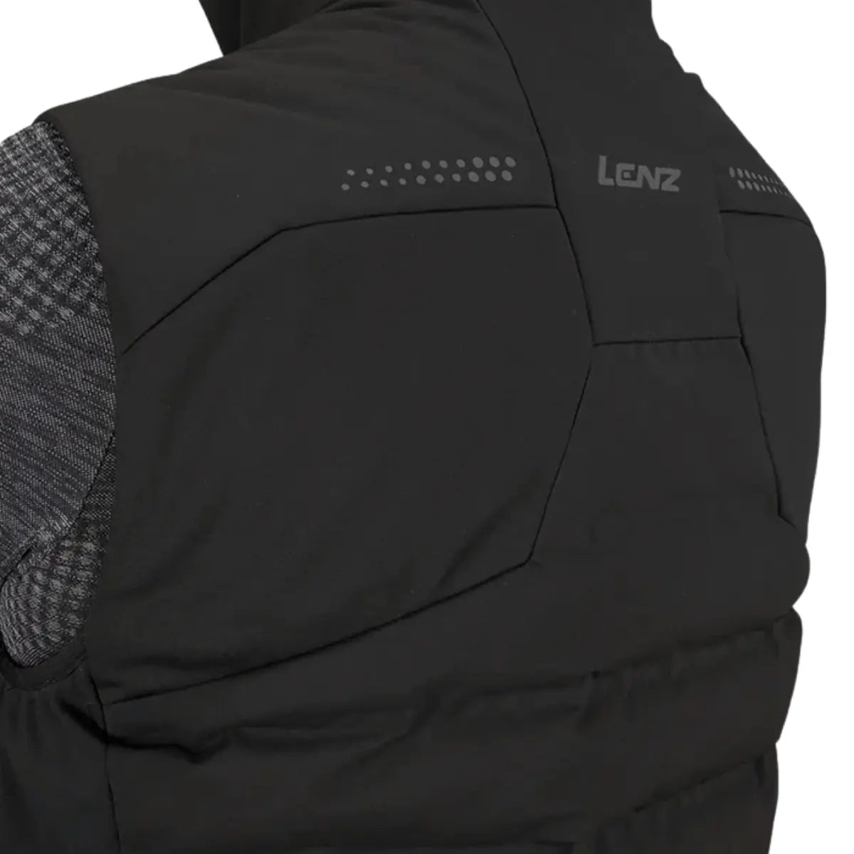 Schwarze Lenz beheizte Weste 3.0 mit Akkus, aus strapazierfähigem Material, mit reflektierenden Details und dem Lenz-Logo auf dem Rücken.