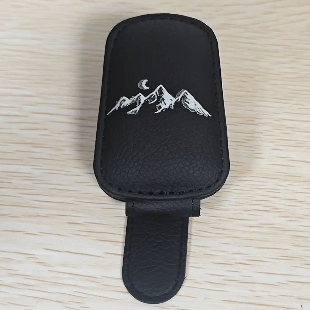 Schwarzer Leder-Brillenhalter fürs Auto mit Bergmotiv und Mond, für die Sonnenblende.