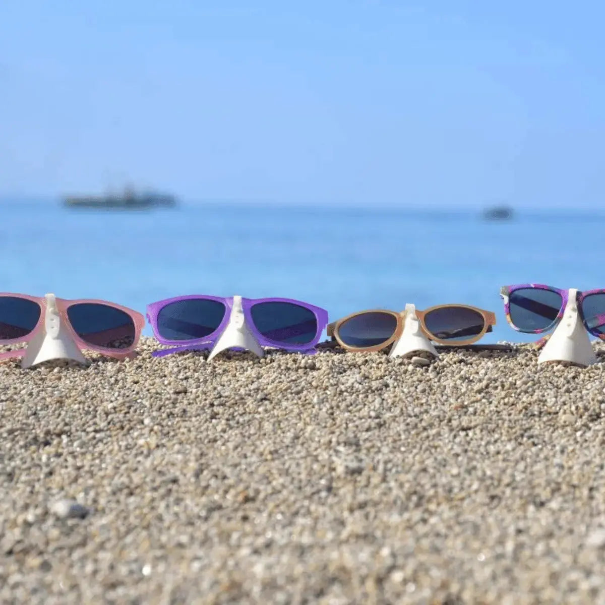 Sonnenbrillen mit Nasen Sonnenschutz auf einem Strandständer, ideal für Paragliding und Outdoor-Aktivitäten, bieten Komfort und Schutz vor Sonneneinstrahlung.