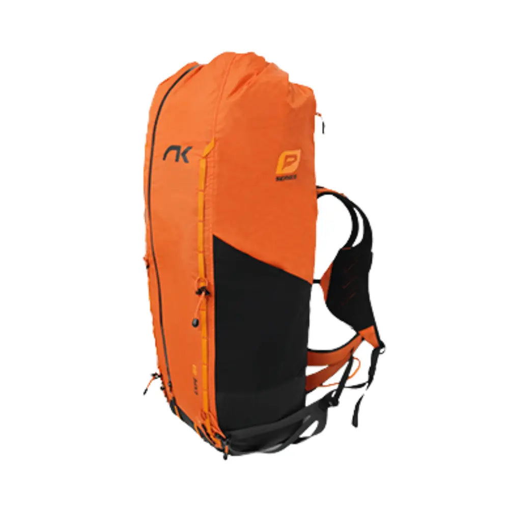 Seitenansicht des Niviuk Kargo Expe 45 Liter des Hike & Fly Rucksack in Orange und Schwarzen deteils