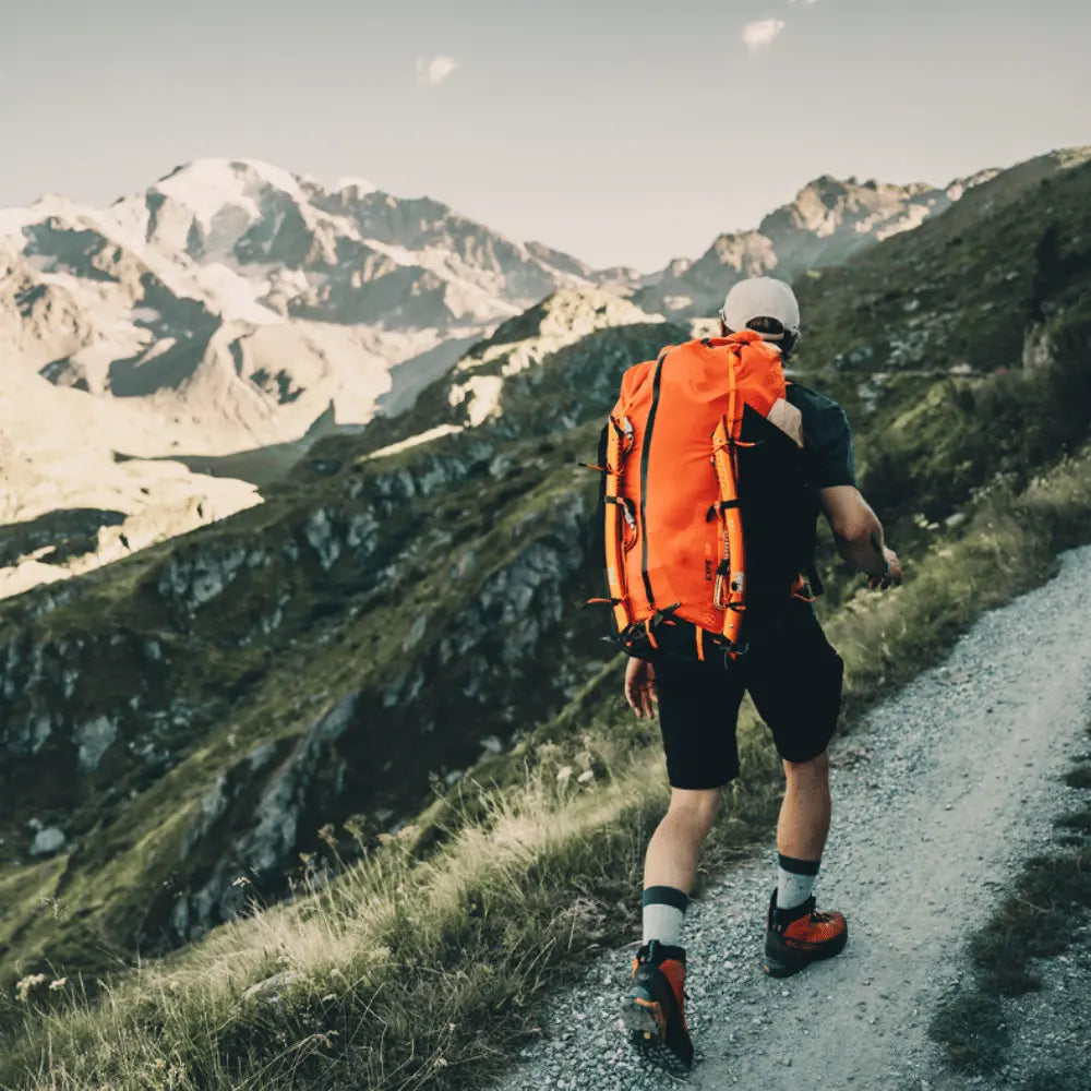 Mann mit Niviuk Kargo Expe 45L Rucksack beim Wandern, ergonomisch für maximalen Komfort, ideal für Gleitschirmausflüge und kurze Wanderungen.