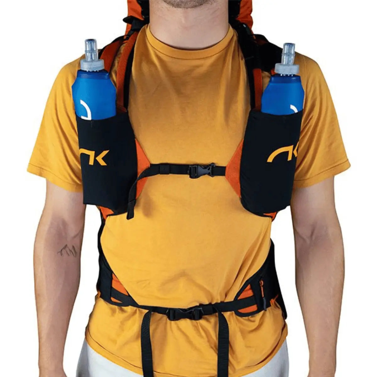 Mann mit gelbem T-Shirt und einem Rückengurt mit orangefarbenen Details, der zwei blaue Trinkflaschen auf beiden Seiten trägt.