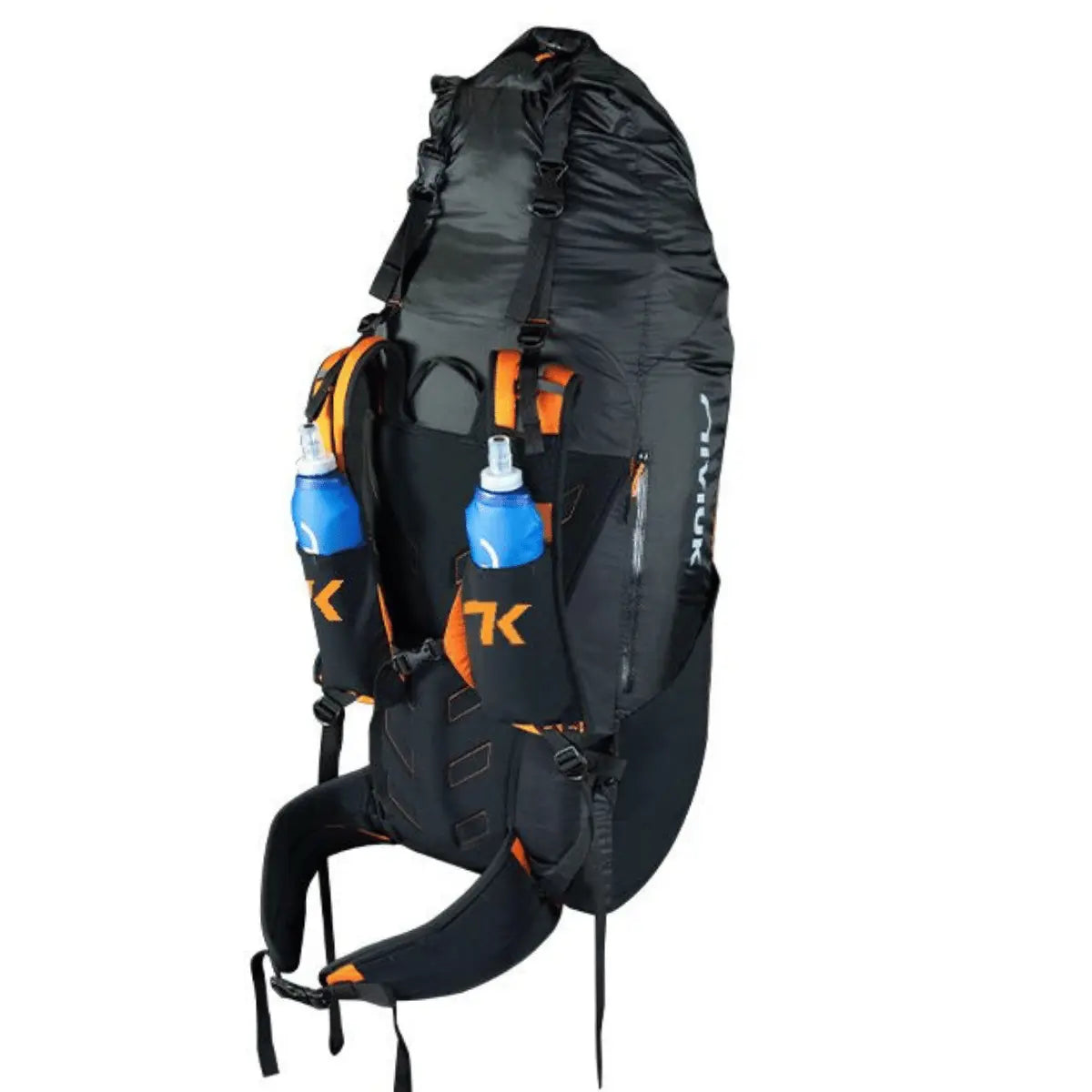 Schwarzer Niviuk Expe Race Hike & Fly Rucksack mit orangefarbenen Akzenten und zwei seitlichen Wasserflaschenfächern.