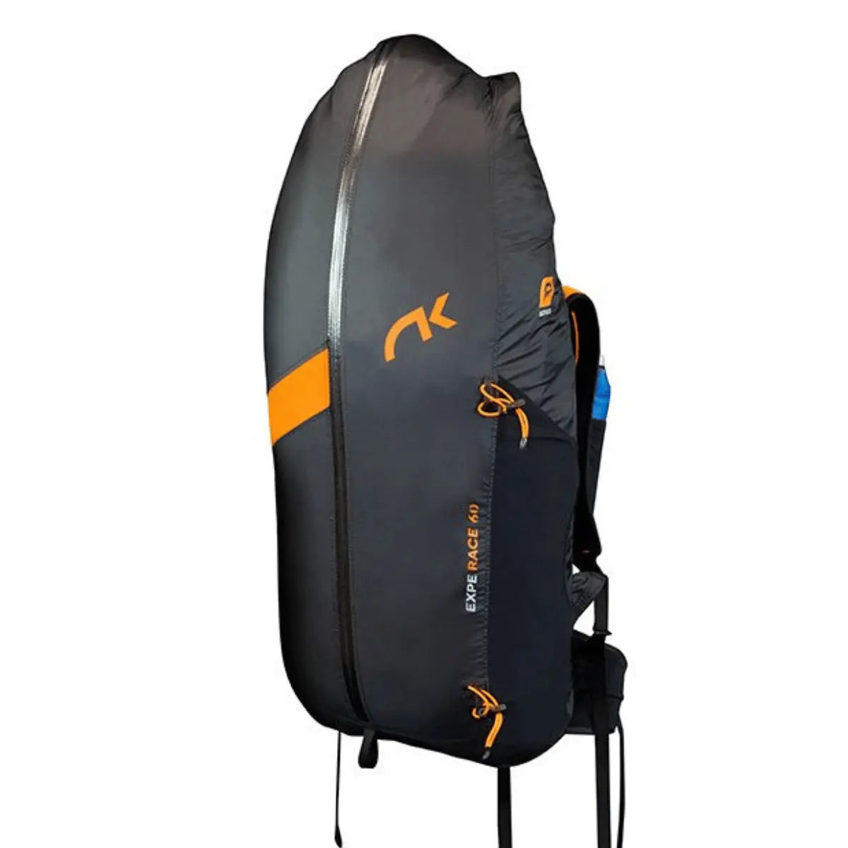 Schwarzer Rucksack mit orangefarbenen Akzenten, der Niviuk Expe Race 60, mit Reißverschluss und Logo.