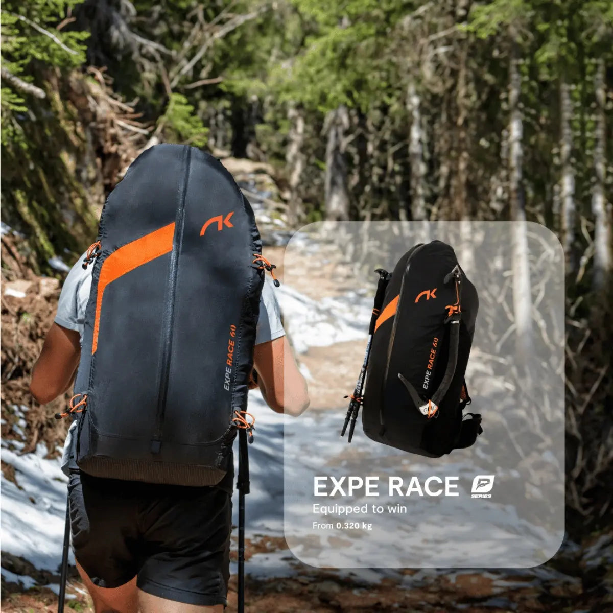 Niviuk Expe Race Hike & Fly Rucksack mit orangefarbenem Streifendesign, getragen von einer Person auf einem Schneeweg.