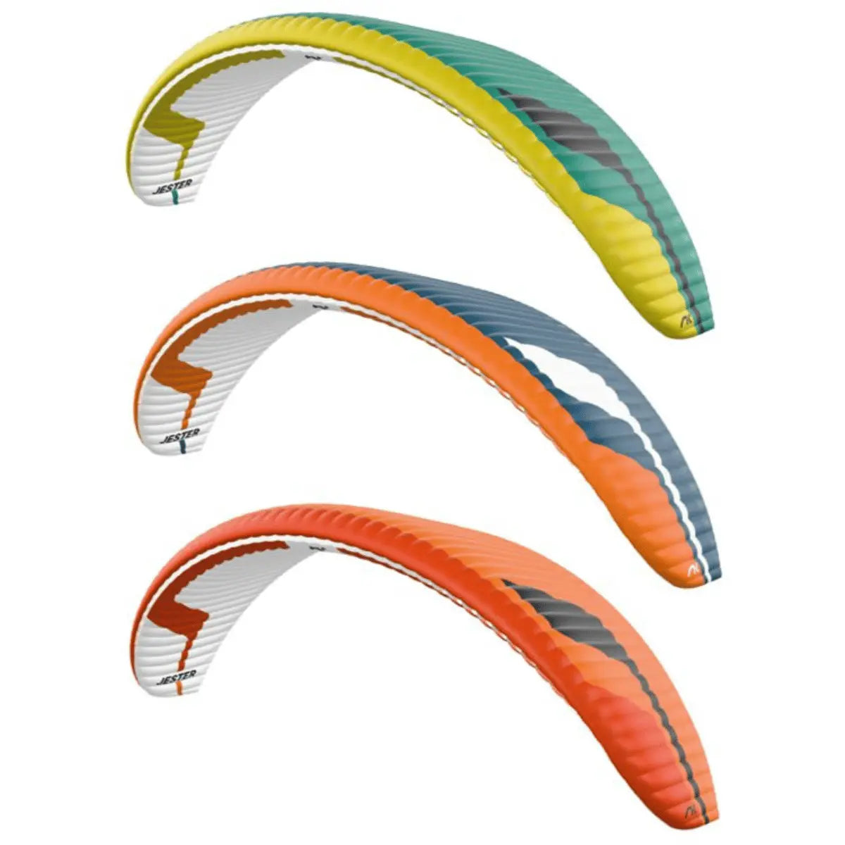 Drei bunte Niviuk Jester Parakites in Gelb/Grün, Orange/Blau und Rot mit aerodynamischer Form, isoliert auf weißem Hintergrund.
