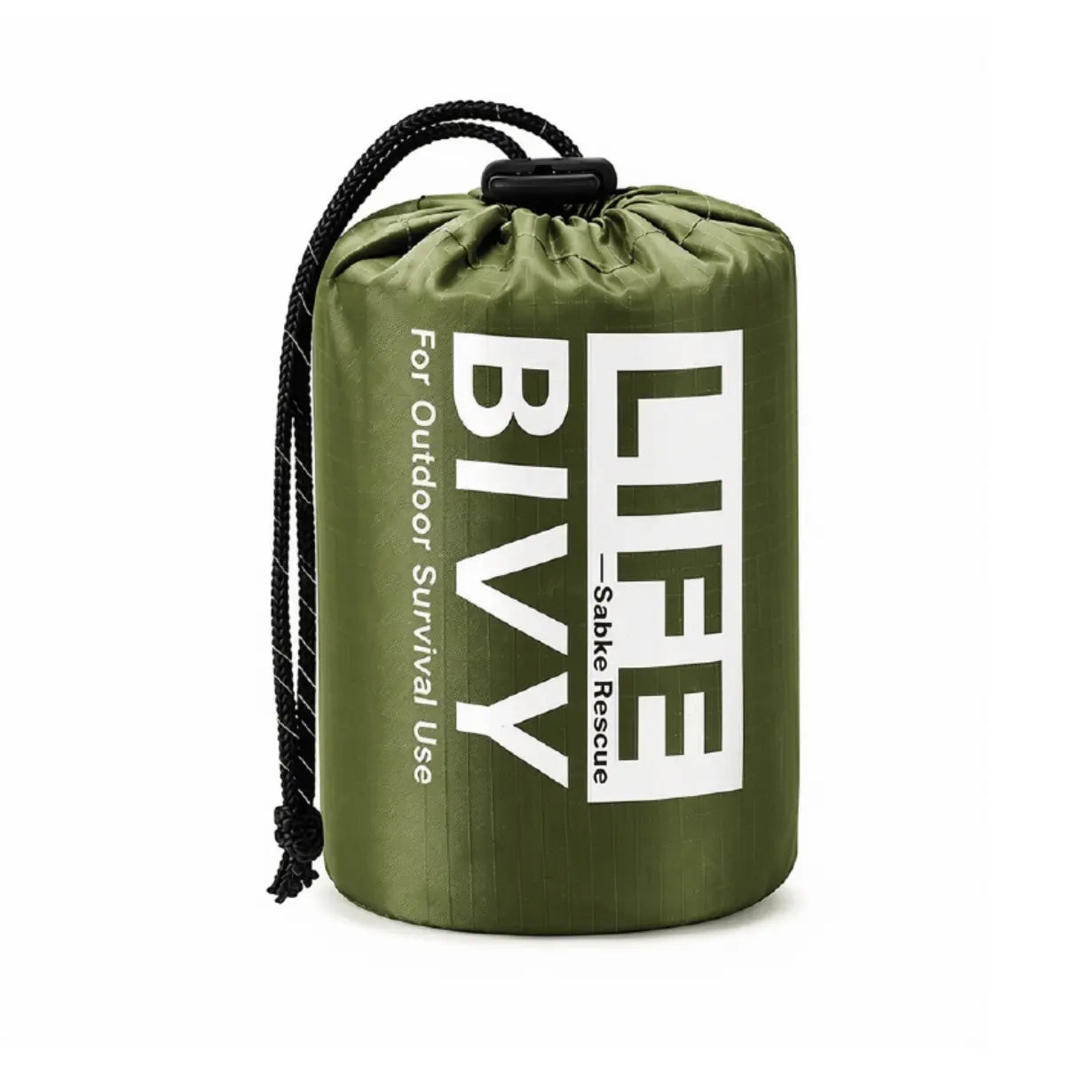 Kompakter, olivgrüner Notfall-Bivy-Schlafsack von LIFE-Sabke Rescue, verpackt in einem Beutel mit Kordelzug, ideal für Outdoor-Survival-Zwecke.