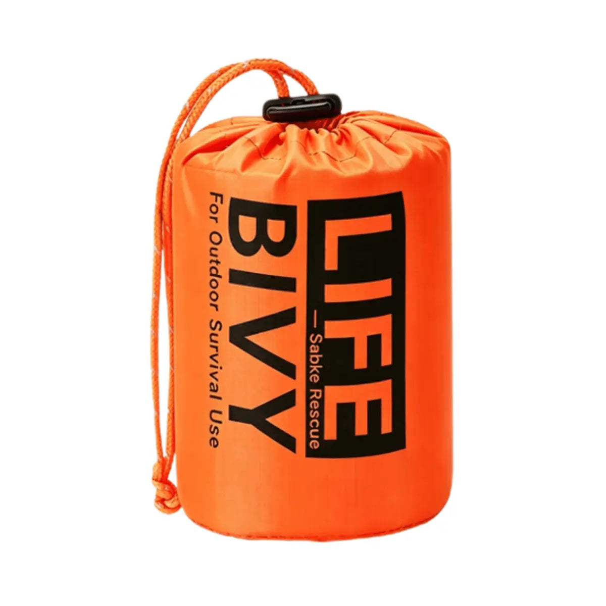 Orange Notfall Bivy Schlafsack in einem Beutel mit Kordelzug, beschriftet mit "BIVVY LIFE - For Outdoor Survival Use - Sabke Rescue" für Notfälle.