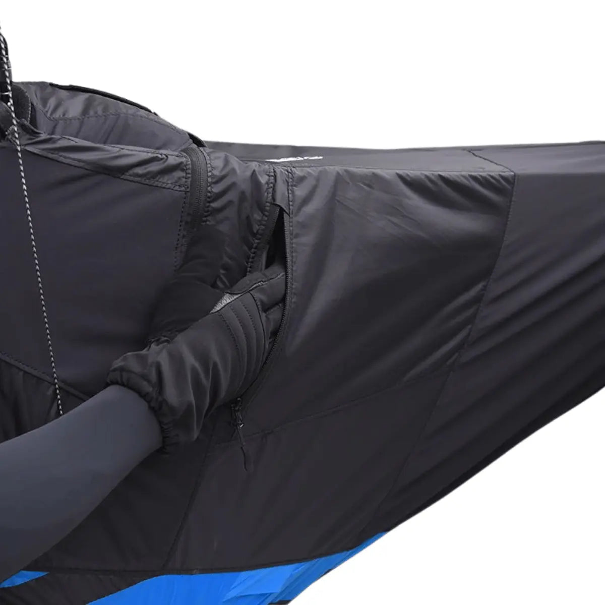 Ozone Ozium 3 Liegegurtzeug: Schwarz, leichtes Material mit Reissverschlusstaschen, ideal für Paragliding-Abenteuer.