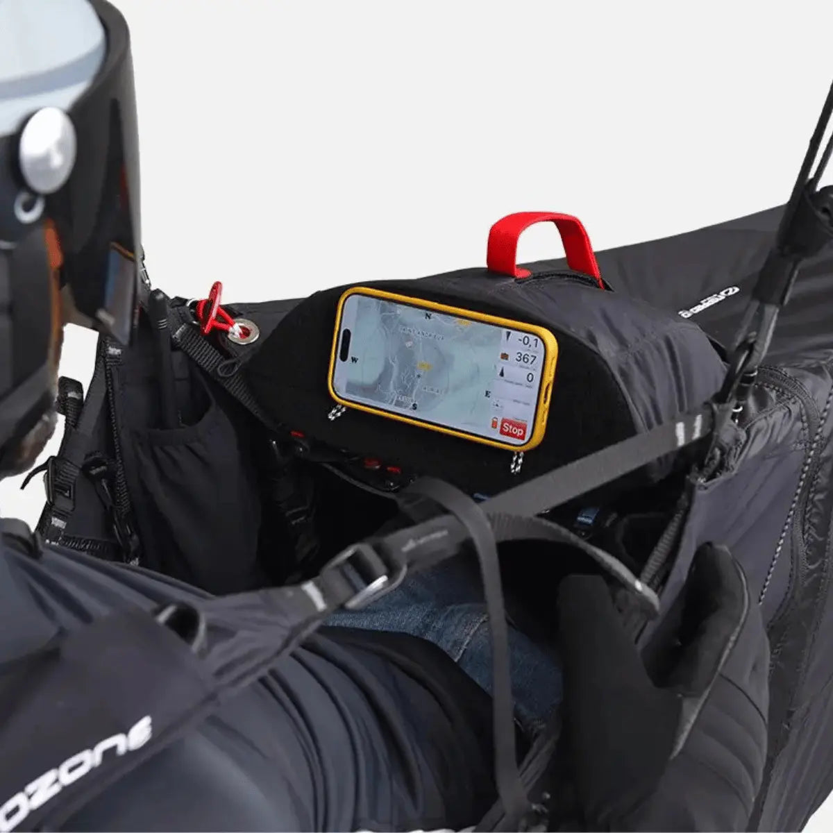 Ozone Ozium 3 Liegegurtzeug mit integriertem Handyhalter und Vario-Anzeige auf dem Bildschirm.