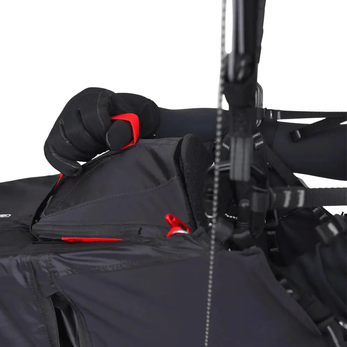 Schwarzer, gepolsterter Gurtzeug-Sitz mit roten Akzenten und Reißverschlüssen, der für den Paragliding-Sport konzipiert ist.