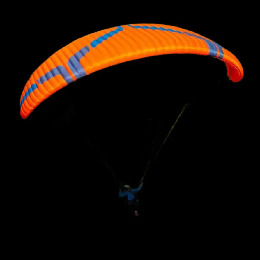 Person beim Paragliding mit dem Ozone Buzz Z7, der für hohe passive Sicherheit und effizientes Handling bekannt ist. Ideal für XC-Flüge.