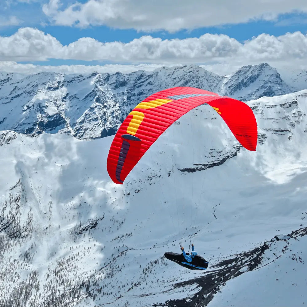 Ozone Delta 5 (EN-C) im Flug, zeigt fortschrittliche Aerodynamik und präzise Steuerung, ideal für erfahrene Gleitschirmpiloten. Perfekt für Abenteuer- und Extremsportler.