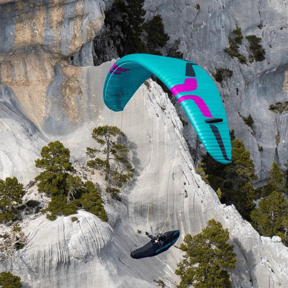 Ozone Delta 5 (EN-C) Gleitschirm fliegt majestätisch am Himmel, ideal für erfahrene Piloten. Hochwertiges Produkt von Paragliding24.ch, bekannt für Spitzenqualität im Gleitschirmzubehör.