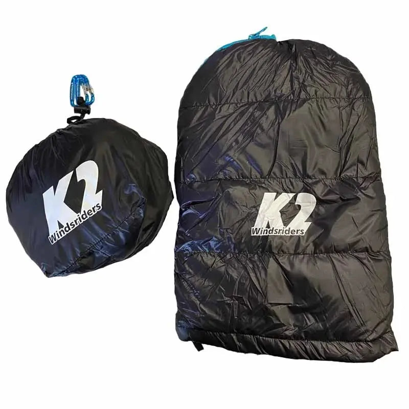 WindsRiders Warm Sleeve Muffles K2-ZIP, schwarze Daunen-Handwärmer, ideal für Paragliding, mit weißem Logo, bietet hervorragende Wärmeisolierung und Windschutz.