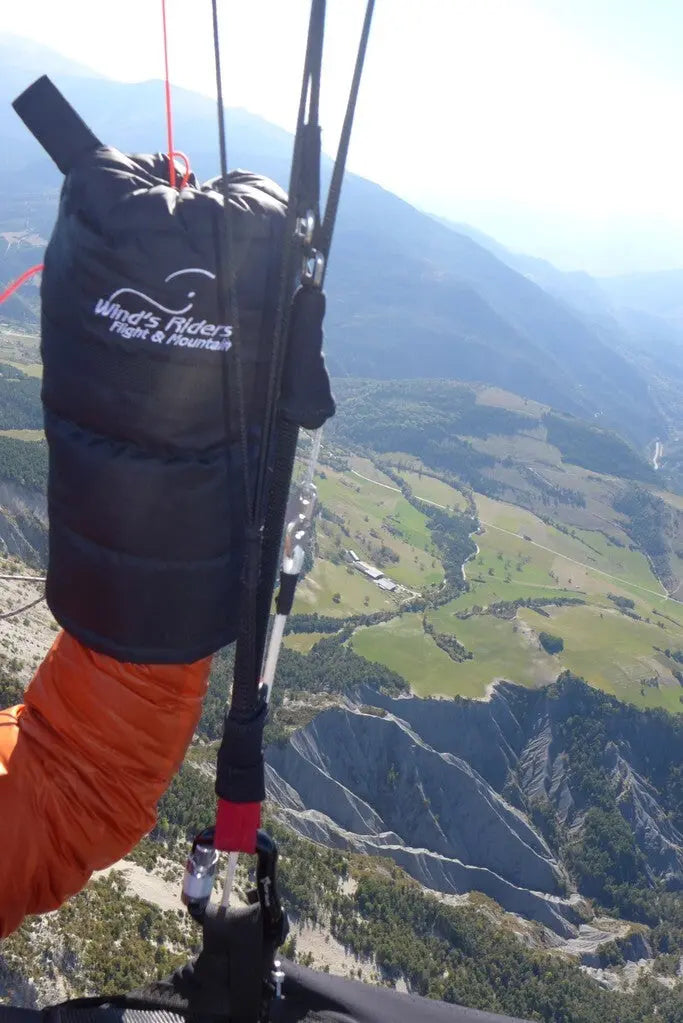 WindsRiders Warm Sleeve Muffles K2-ZIP an einem Paraglider, ideal für warme Hände bei Flügen, mit echter Daunenisolierung für maximalen Komfort und Schutz.