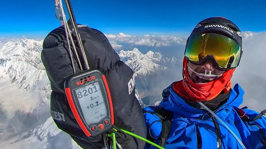 Mann mit WindsRiders Warm Sleeve Muffles - Everest für extreme Kälte beim Paragliding. Ideal für hohe Flüge und Schutz bis -30 °C.