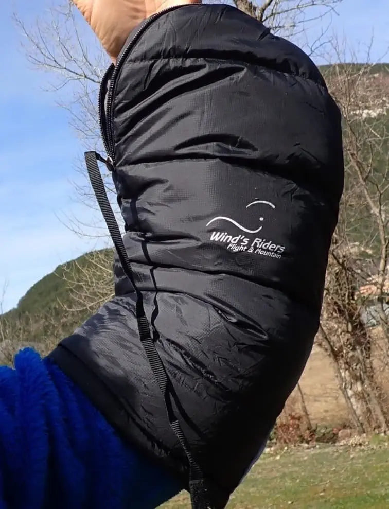 WindsRiders Warm Sleeve Muffles - Everest, schwarze muffen für extreme Kälte, ideal für Winter-Paragliding, mit Daunenfüllung und praktischem Design für hohe Flüge.