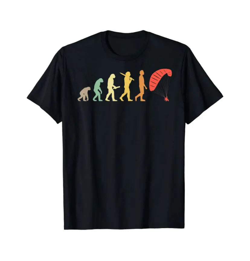 Schwarzes T-Shirt mit Evolution-Grafik: vom Menschen zur Silhouette eines Gleitschirmfliegers. Ideal für Paragliding-Enthusiasten.