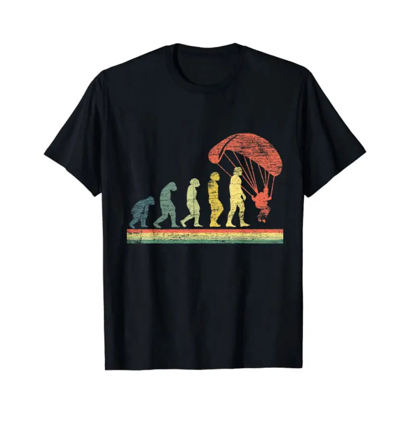 Paragliding T-Shirt Evolution mit Grafik eines Mannes mit Gleitschirm, ideal für Gleitschirmflieger und Sportliebhaber. Perfekt geschnitten und aus 100% Baumwolle.