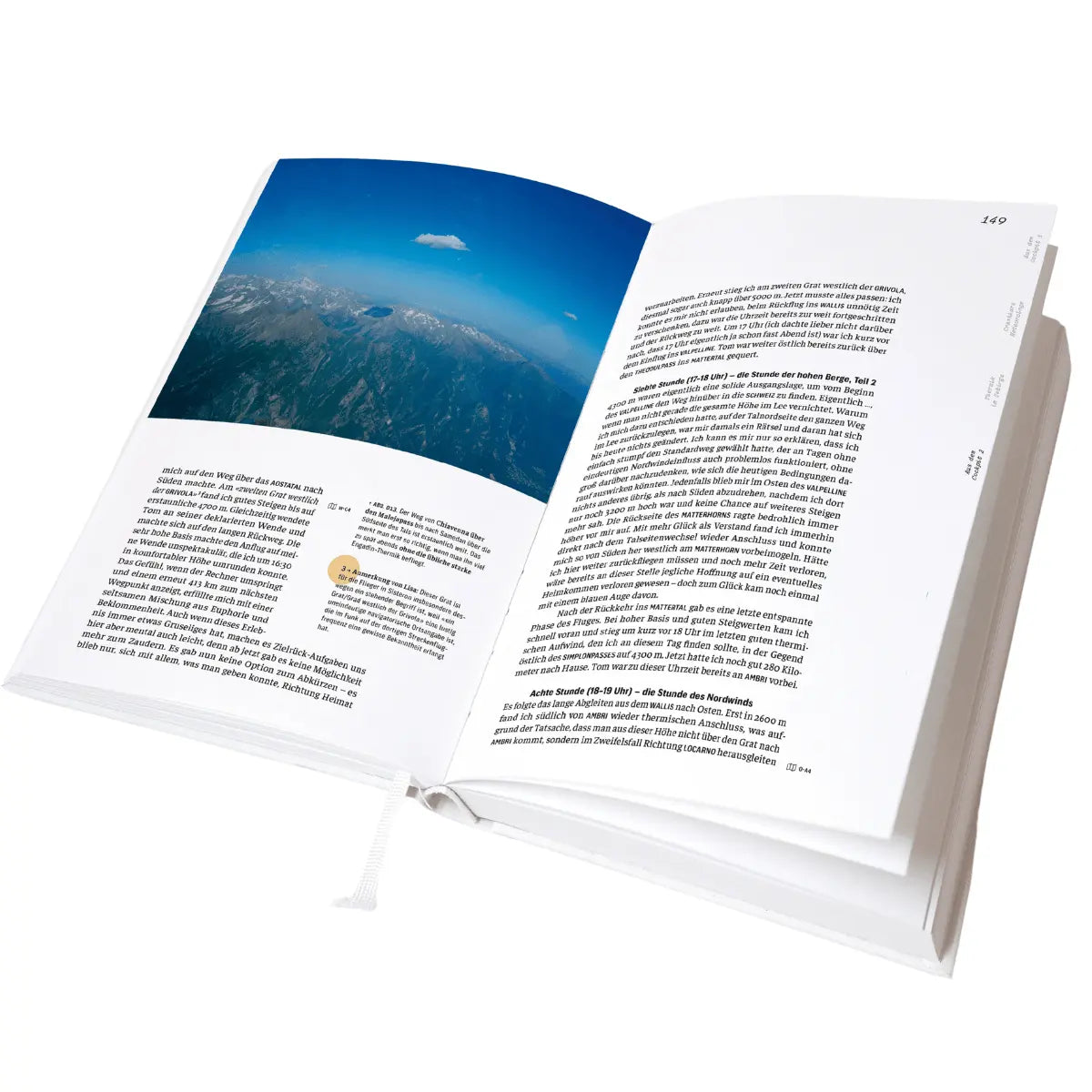 Ein geöffnetes Buch mit dem Titel "Peak Soaring | Alpines Segelfliegen Meistern", das eine Berglandschaft mit einem See zeigt.