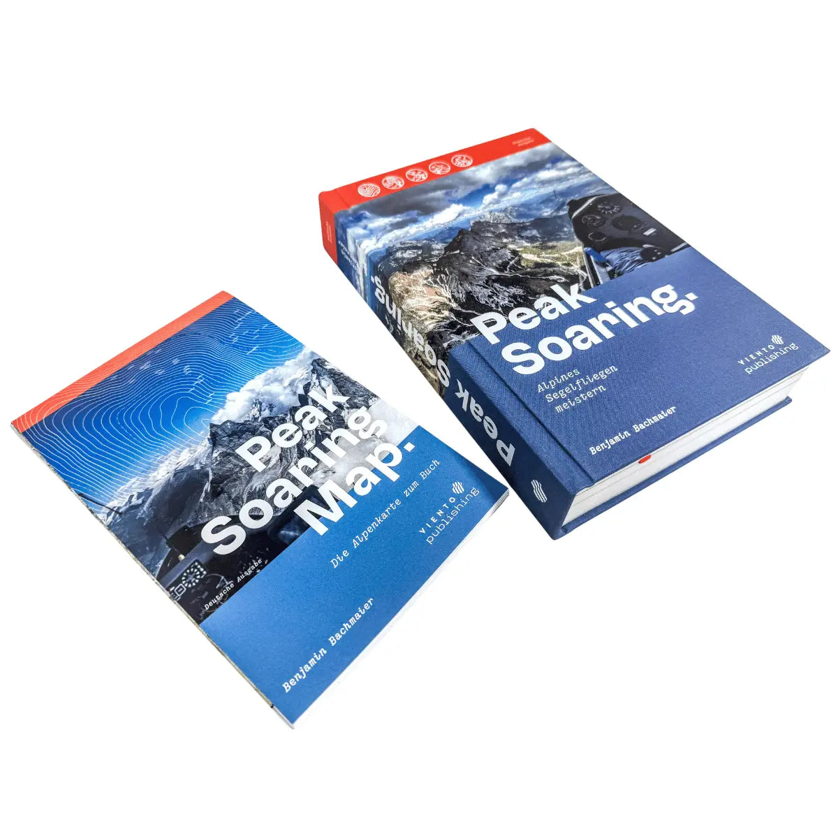 Zwei Bücher: "Peak Soaring Map" und "Peak Soaring. Alpines Segelfliegen meistern" von Benjamin Bachmaier, mit Berg- und Segelflug-Motiven.