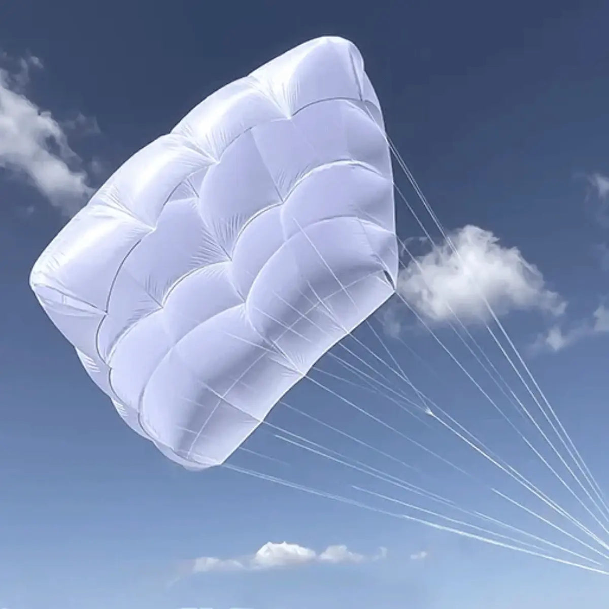 GIN G-Lite 2 Rettungsschirm fliegt im Wind, mit Leinen zum Boden, ideal für minimalen Gewichtseinsatz bei sicherem Gleitschirmfliegen.