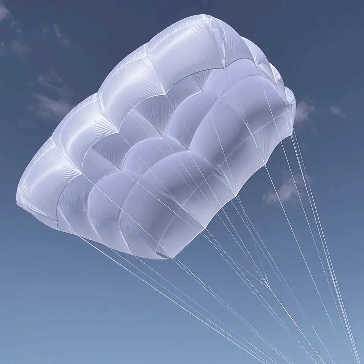 GIN G-Lite 2 Rettungsschirm mit geöffnetem weißen Rundkappen-Canopy, ideal für Gleitschirmpiloten, bietet ultraleichte Sicherheit und schnelle Öffnung.
