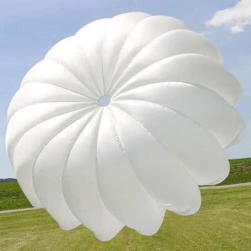 Charly Second Chance Rettungsschirm im Flug, weltweit meistverkauftes Gleitschirm-Rettungsgerät, kompakt und leicht, mit DHV-Gütesiegel, geeignet für Paragliding-Abenteuer.