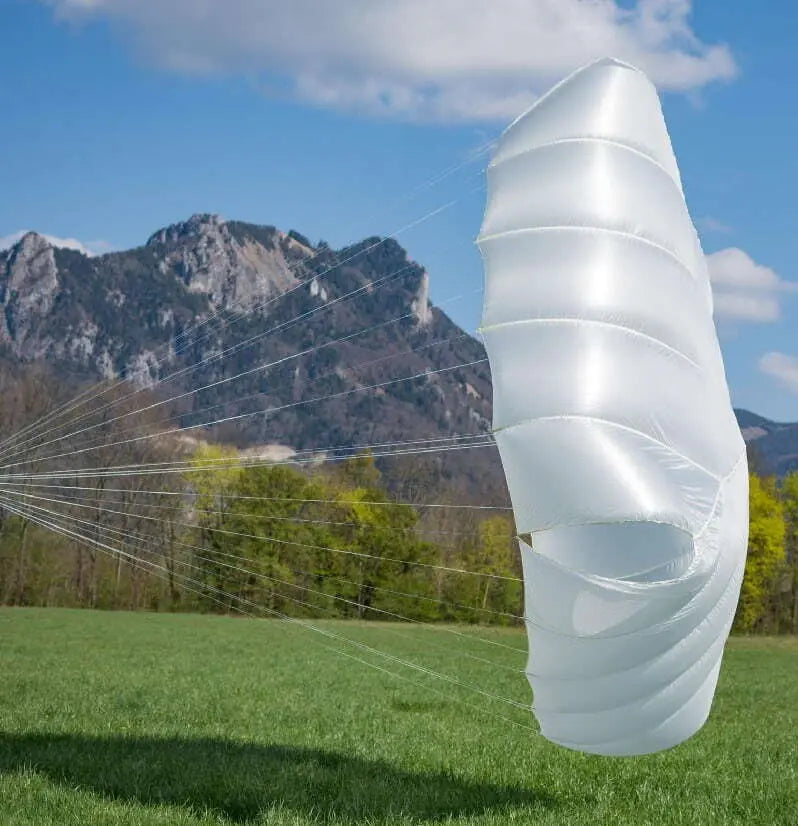 Icaro Square 115 Rettungsschirm in der Luft, ideal für Gleitschirmpiloten, bietet leichte Bauweise, schnelle Öffnung und exzellente Pendelstabilität.