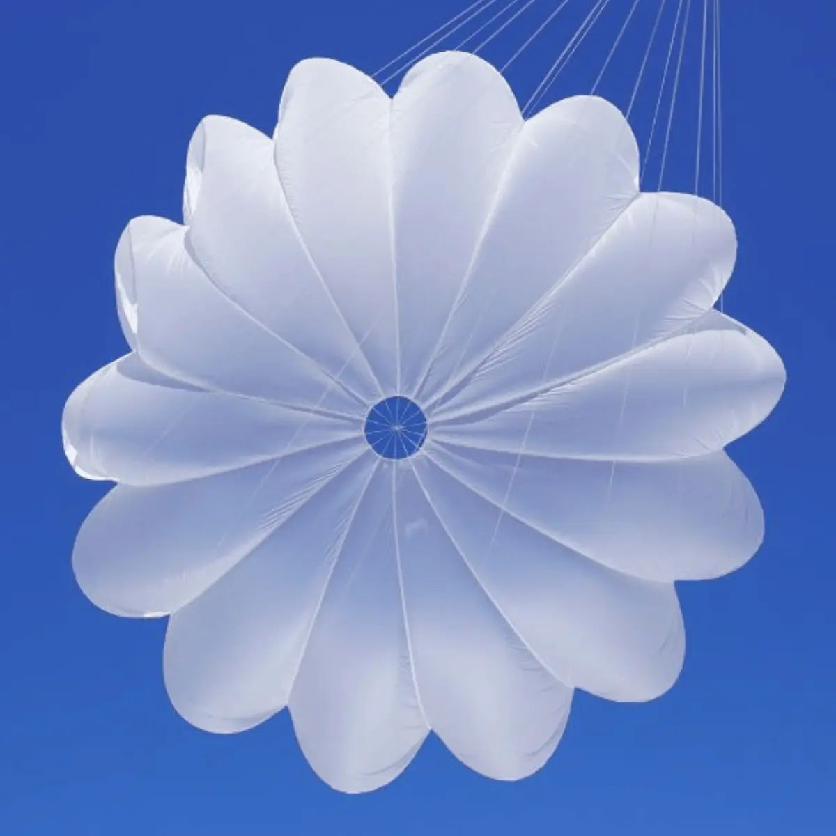 Charly Second Chance Rettungsschirm im Flug, weltweit meistverkauftes Gleitschirm-Rettungsgerät, kompakt und leicht, mit DHV-Gütesiegel zertifiziert, geeignet für Paragliding-Abenteuer.