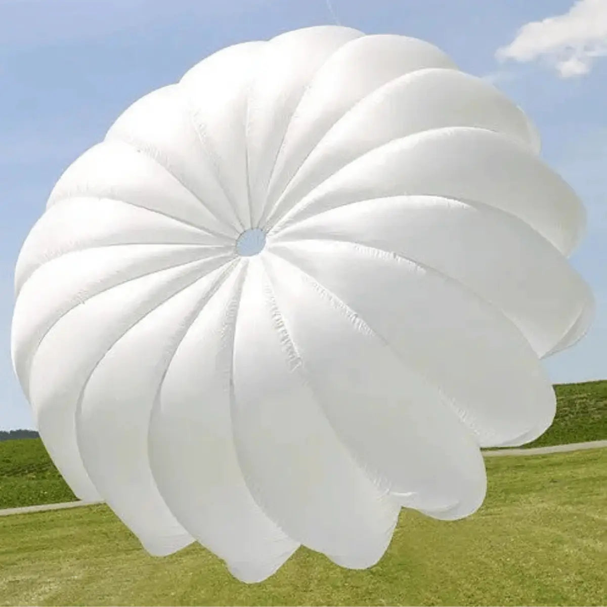 Charly Second Chance Rettungsschirm im Flug, weltweit meistverkauftes Gleitschirm-Rettungsgerät, kompakt und leicht, mit DHV-Gütesiegel zertifiziert, geeignet für Paragliding-Abenteuer.