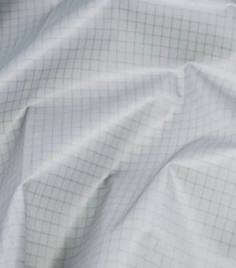 Selbstklebender Ripstop Gleitschirmstoff, weiß mit Gittermuster, ideal für Paraglider-Reparaturen. Meterware, 65g/m², 96cm Breite, von Paragliding24.ch.