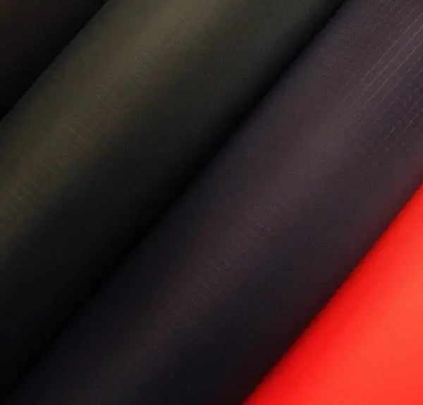 Ripstop Gleitschirmstoff selbstklebend aufgerollt, geeignet für Gleitschirmreparaturen, Meterware, 65g/m², 96cm Breite, in diversen Farben erhältlich, ideal für Paragliding-Zubehör.