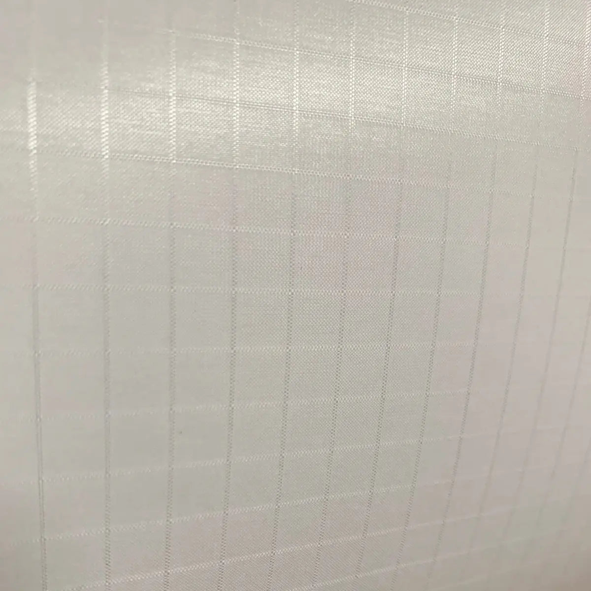 Nahaufnahme des Ripstop Gleitschirm selbstklebend nur weiss (12x96cm), ideal zur Reparatur kleiner Risse in Gleitschirmen. Hochwertig und einfach zu verarbeiten.