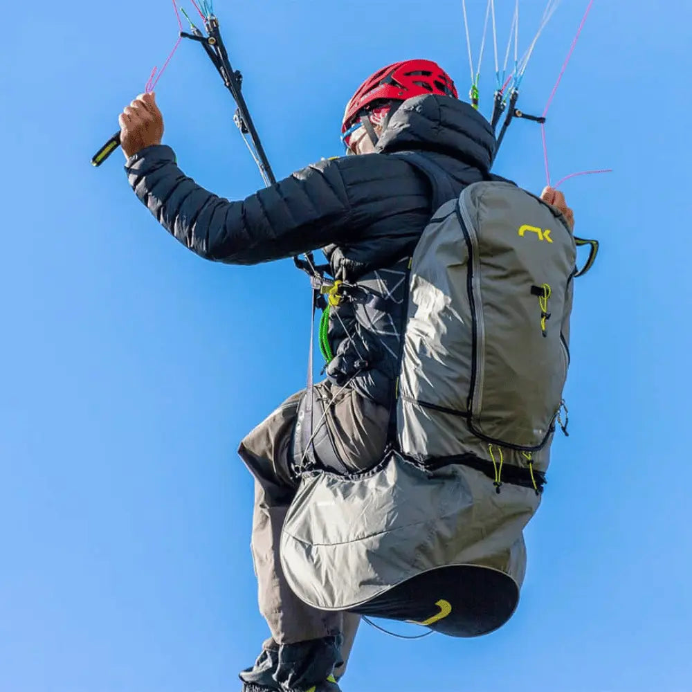 Mann am Fliegen mit Blauem Himmel im Hintergrund mit dem Niviuk Roamer 2 H&F Sitzgurtzeug 